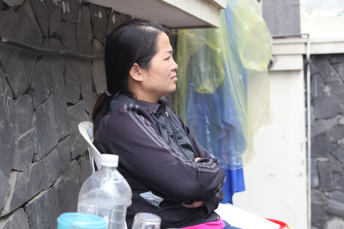 Người Hà Nội mặc áo rét giữa mùa hè - 7