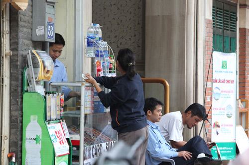 Người Hà Nội mặc áo rét giữa mùa hè - 8