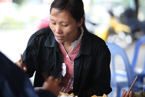 Người Hà Nội mặc áo rét giữa mùa hè - 11