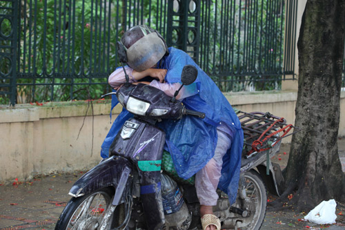 Người Hà Nội mặc áo rét giữa mùa hè - 12