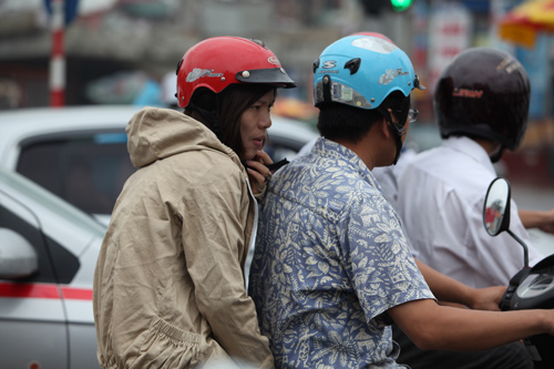 Người Hà Nội mặc áo rét giữa mùa hè - 6