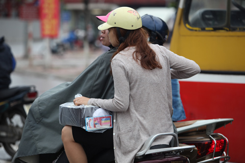 Người Hà Nội mặc áo rét giữa mùa hè - 4