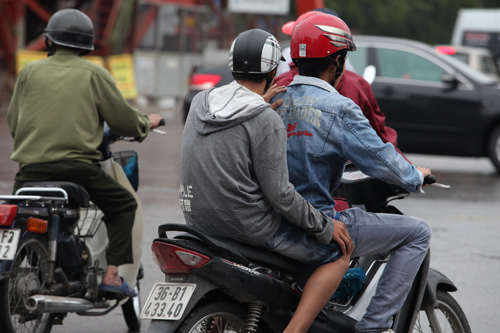 Người Hà Nội mặc áo rét giữa mùa hè - 3