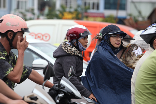 Người Hà Nội mặc áo rét giữa mùa hè - 2