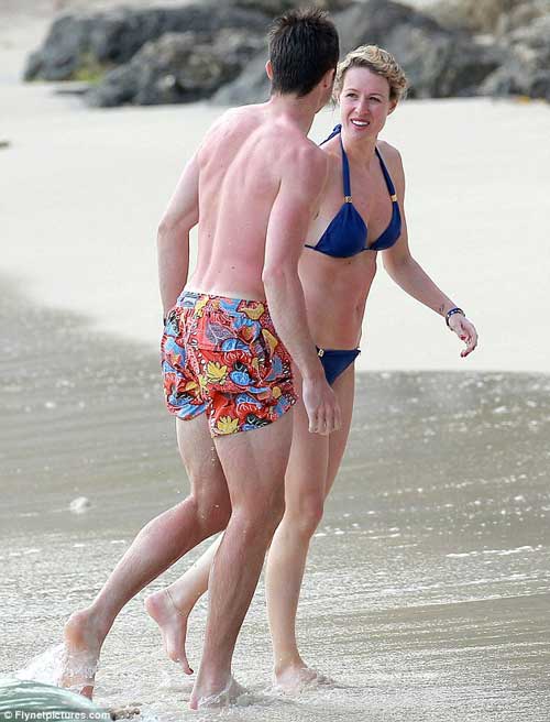 Bị bỏ rơi, SAO MU giải sầu cùng vợ - 2