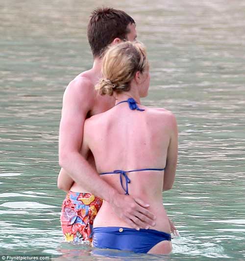 Bị bỏ rơi, SAO MU giải sầu cùng vợ - 3