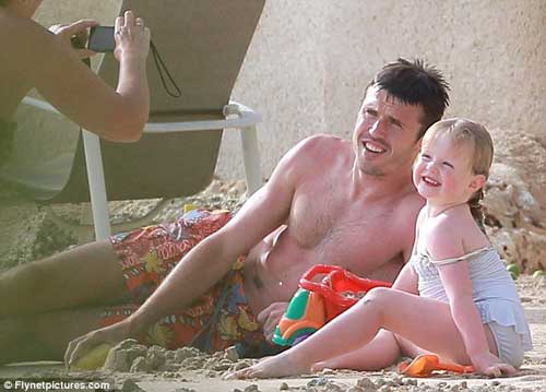 Bị bỏ rơi, SAO MU giải sầu cùng vợ - 8