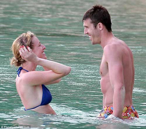 Bị bỏ rơi, SAO MU giải sầu cùng vợ - 4