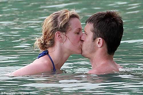 Bị bỏ rơi, SAO MU giải sầu cùng vợ - 5