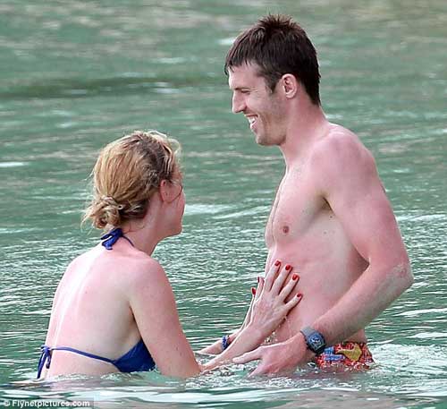 Bị bỏ rơi, SAO MU giải sầu cùng vợ - 6