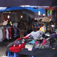 Tin tức trong ngày - Hội chợ trẻ em bán... đồ người lớn