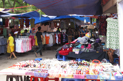 Hội chợ trẻ em bán... đồ người lớn - 2