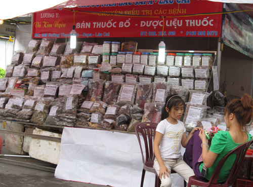 Hội chợ trẻ em bán... đồ người lớn - 3