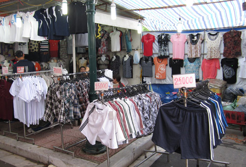 Hội chợ trẻ em bán... đồ người lớn - 5