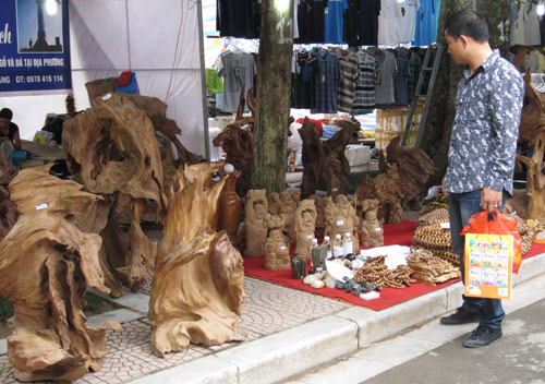 Hội chợ trẻ em bán... đồ người lớn - 7