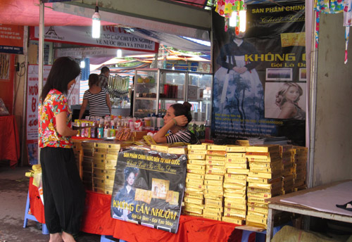 Hội chợ trẻ em bán... đồ người lớn - 9