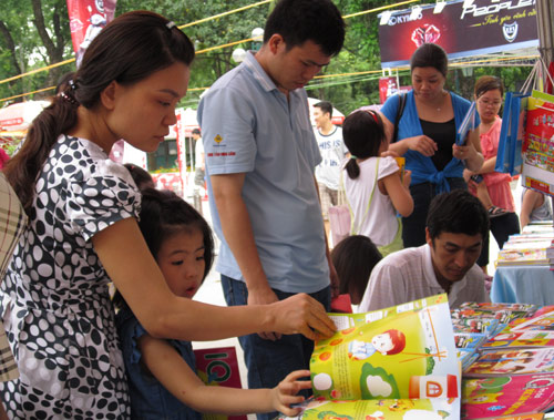 Hội chợ trẻ em bán... đồ người lớn - 10