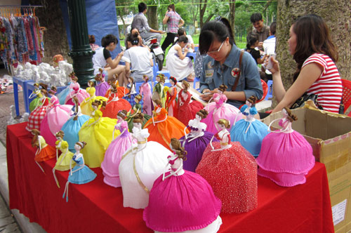 Hội chợ trẻ em bán... đồ người lớn - 12