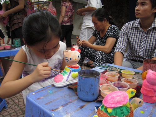 Hội chợ trẻ em bán... đồ người lớn - 13