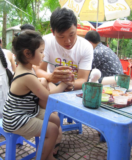 Hội chợ trẻ em bán... đồ người lớn - 14