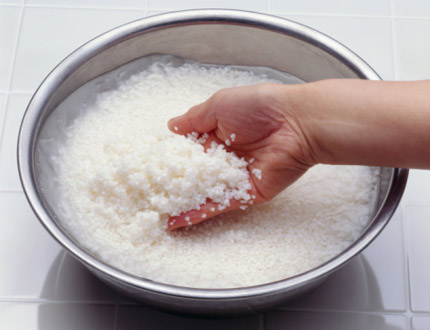 Rửa mặt bằng nước vo gạo có an toàn? - 1