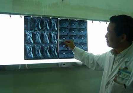 Liệt hai chân vì… massage - 2