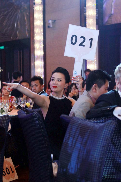 Lưu Gia Linh nổi bật trong tiệc từ thiện - 5