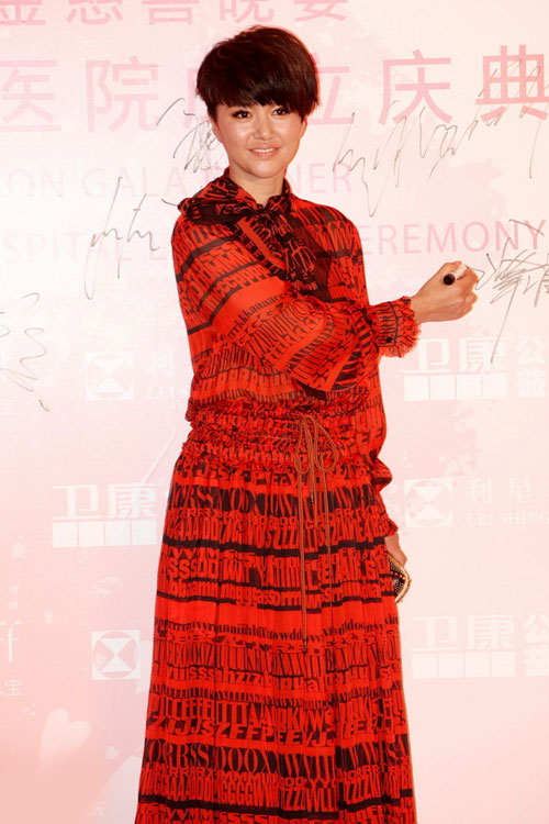 Lưu Gia Linh nổi bật trong tiệc từ thiện - 23