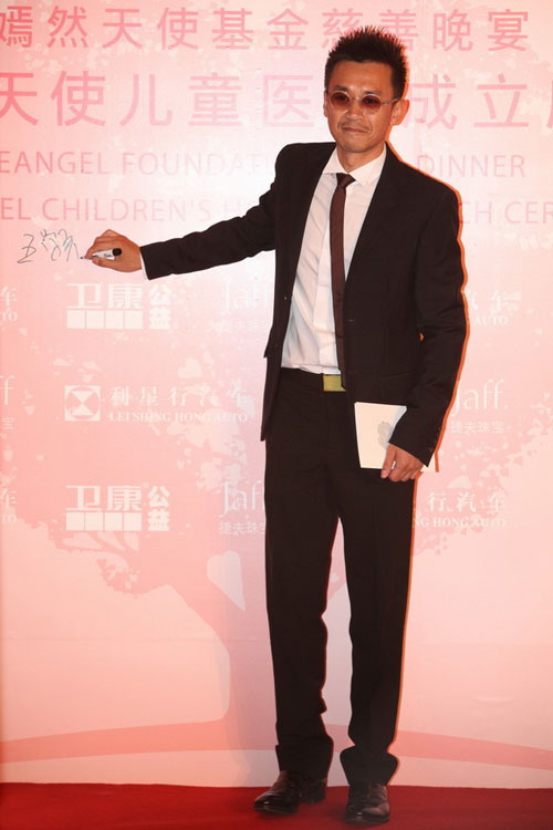 Lưu Gia Linh nổi bật trong tiệc từ thiện - 17