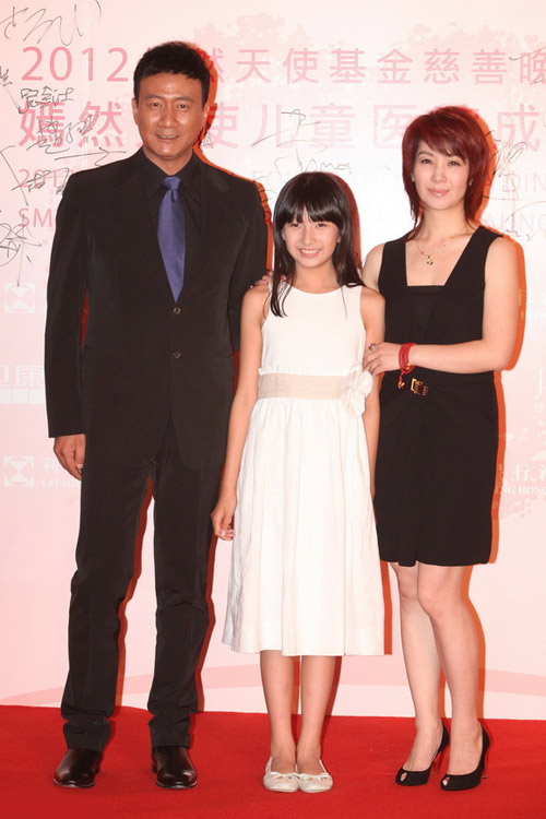 Lưu Gia Linh nổi bật trong tiệc từ thiện - 15