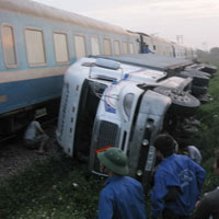 Tin tức trong ngày - Ô tô lật, tàu hỏa phải dừng khẩn cấp