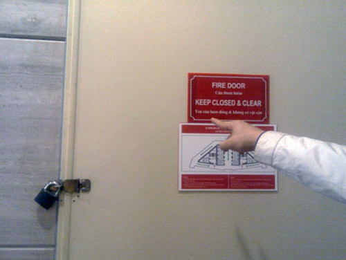 Ngất xỉu vì bị "nhốt" trong thang máy - 2