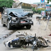 Tin tức trong ngày - Xe máy đấu đầu ôtô, 3 người chết thảm