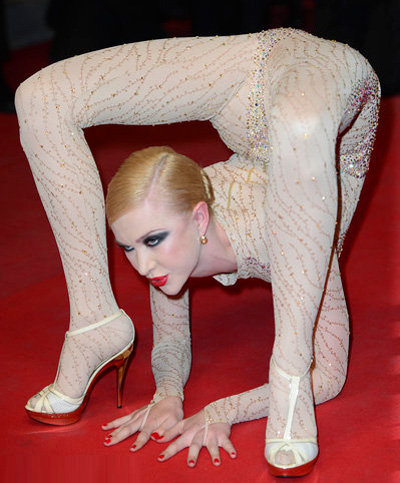 Những bộ cánh làm xấu thảm đỏ LHP Cannes - 7