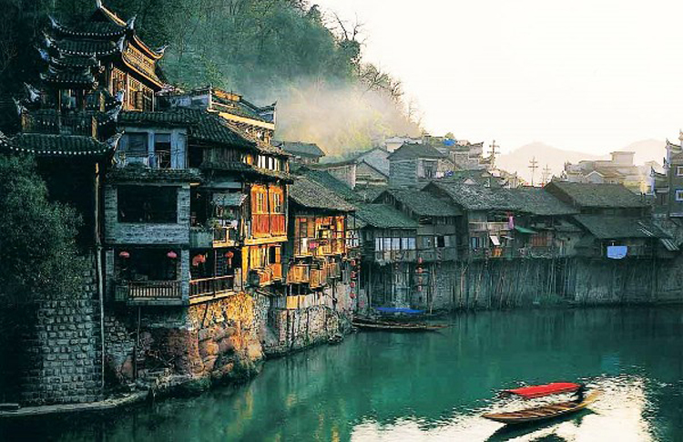 Dù cả trăm năm trôi qua, Fenghuang là đô thị cổ được bảo tồn rất tốt.
