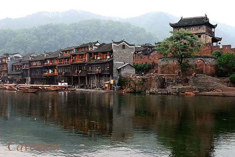 Ở Fenghuang, ngôn ngữ dân tộc độc đáo, phong tục, nghệ thuật cổ xưa vẫn còn rõ nét.