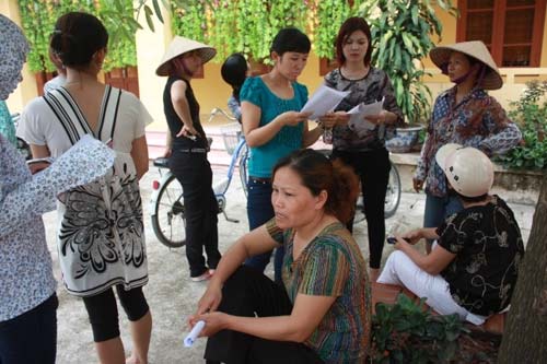 Lại bao vây cổng trường để xin vào lớp 1 - 1