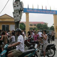 Tin tức trong ngày - Lại bao vây cổng trường để xin vào lớp 1