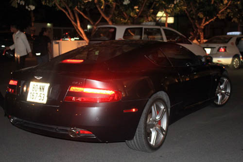 Choáng: Vũ Thu Phương cặp Aston Martin DB9 - 4