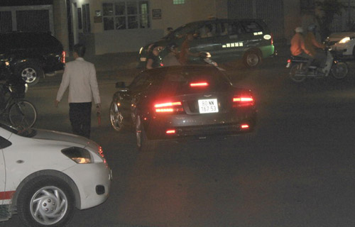 Choáng: Vũ Thu Phương cặp Aston Martin DB9 - 5