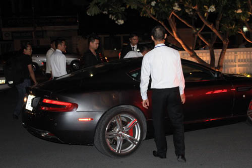 Choáng: Vũ Thu Phương cặp Aston Martin DB9 - 2