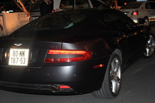 Choáng: Vũ Thu Phương cặp Aston Martin DB9 - 3