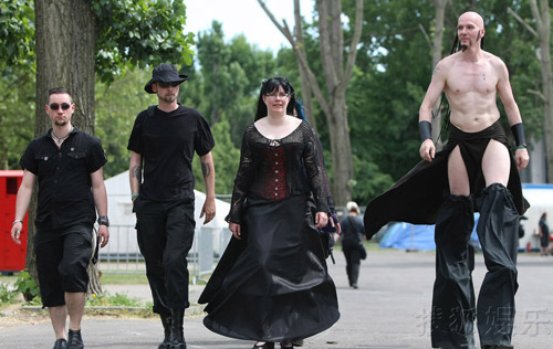 Sốc với màn khoe ngực tại LH âm nhạc Đức - 5