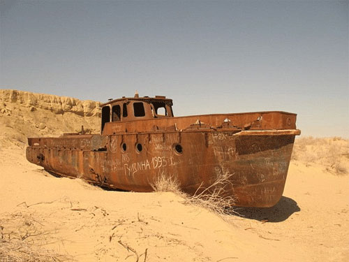 Uzbekistan: Tàu "ma" phơi mình trên sa mạc - 1