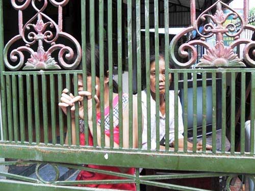 Con bán sổ đỏ, bố bị đe dọa cắt lưỡi - 4