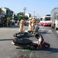 Tin tức trong ngày - Xe khách húc văng người và xe chờ đèn đỏ