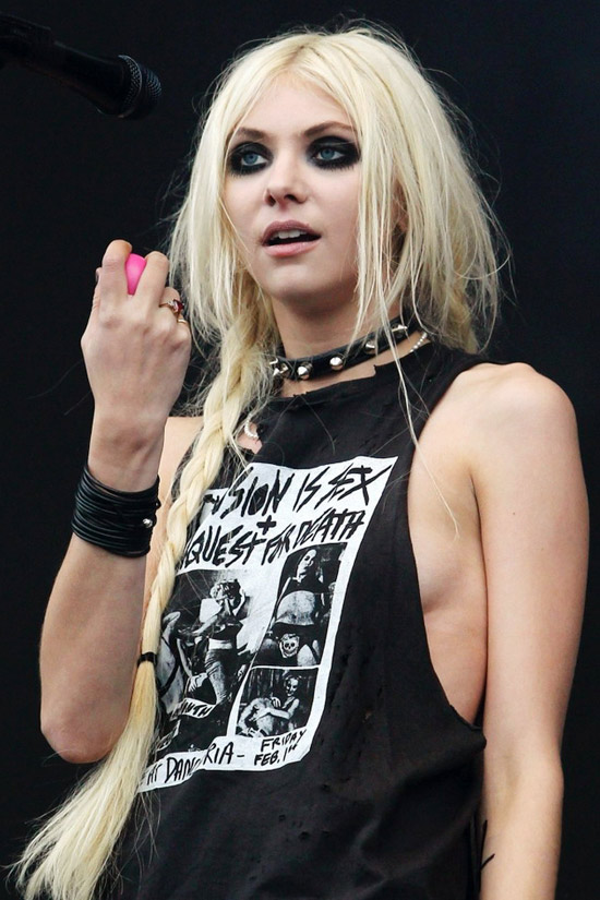 Những người đẹp "mạnh tay" khoe vòng 1 - 16