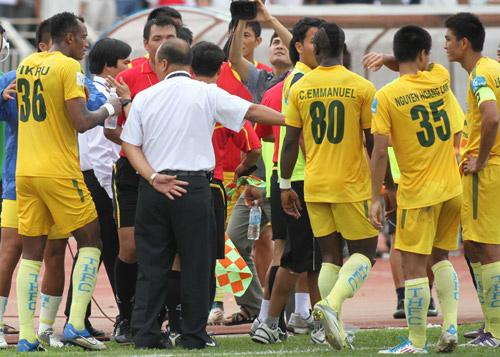 Cầu thủ Thanh Hóa bị phạt nặng vì quây trọng tài - 1