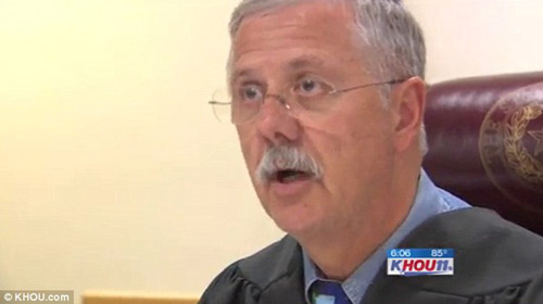 Nữ sinh bị phạt tù vì tội nghỉ học! - 1