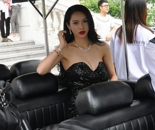 Người đẹp 52 tuổi sexy đến lặng người - 7